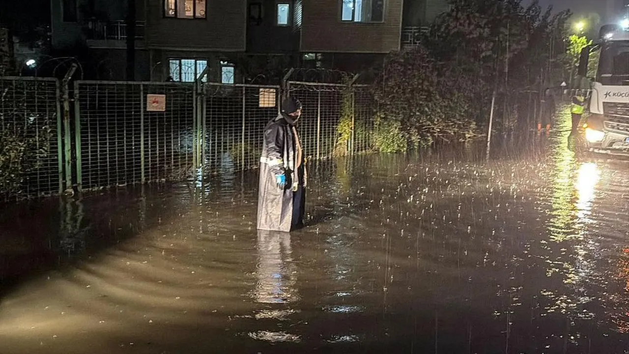 Three dead and thousands evacuated as worst flooding in decades strikes Istanbul